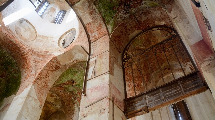 Арачныя аконныя праёмы знутры царквы