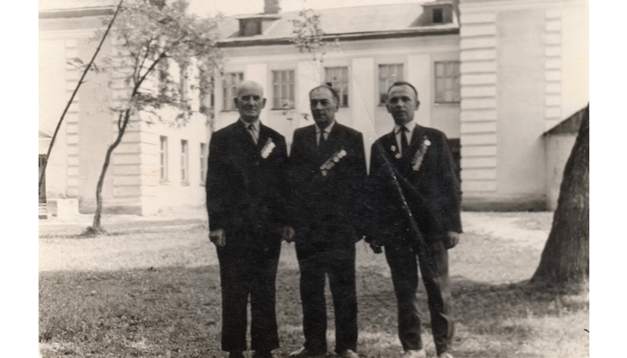 Понизов - учитель физики Брильянтов - учитель музыки,Шаройко Я.А.-учитель черчения.jpg